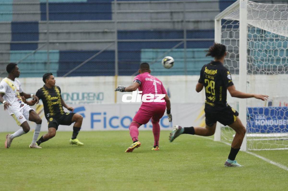 La triste imagen en el estadio Morazán, Real España estrenó uniforme y los incidentes de los aficionados con la Policía