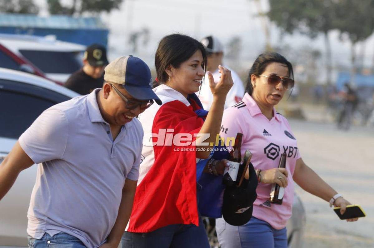Así está el ambiente en el estadio Olímpico por el duelo del repechaje entre Real España y Olimpia; bellas aficionadas