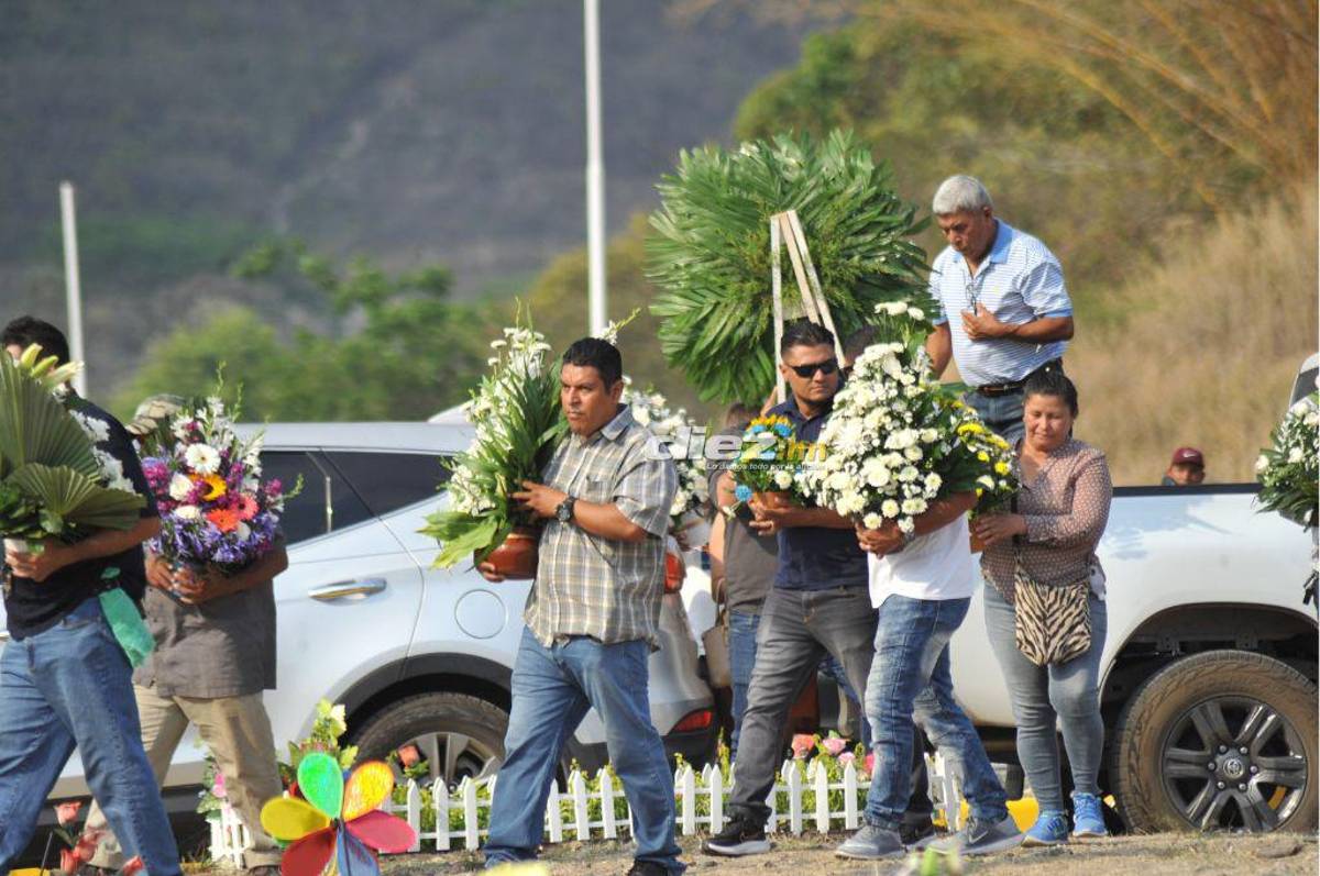 Desgarrador adiós: Rubén Matamoros llegó en silla de ruedas a enterrar a su hijo de 12 años y así recibió el respaldo