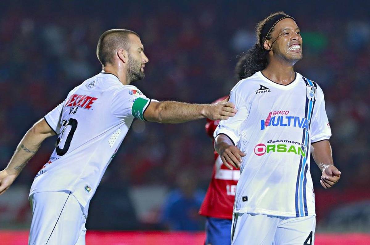 El insólito motivo por el que Ronaldinho no iba a los bancos cuando jugaba en México: ‘‘Le pidió plata prestada al club’’