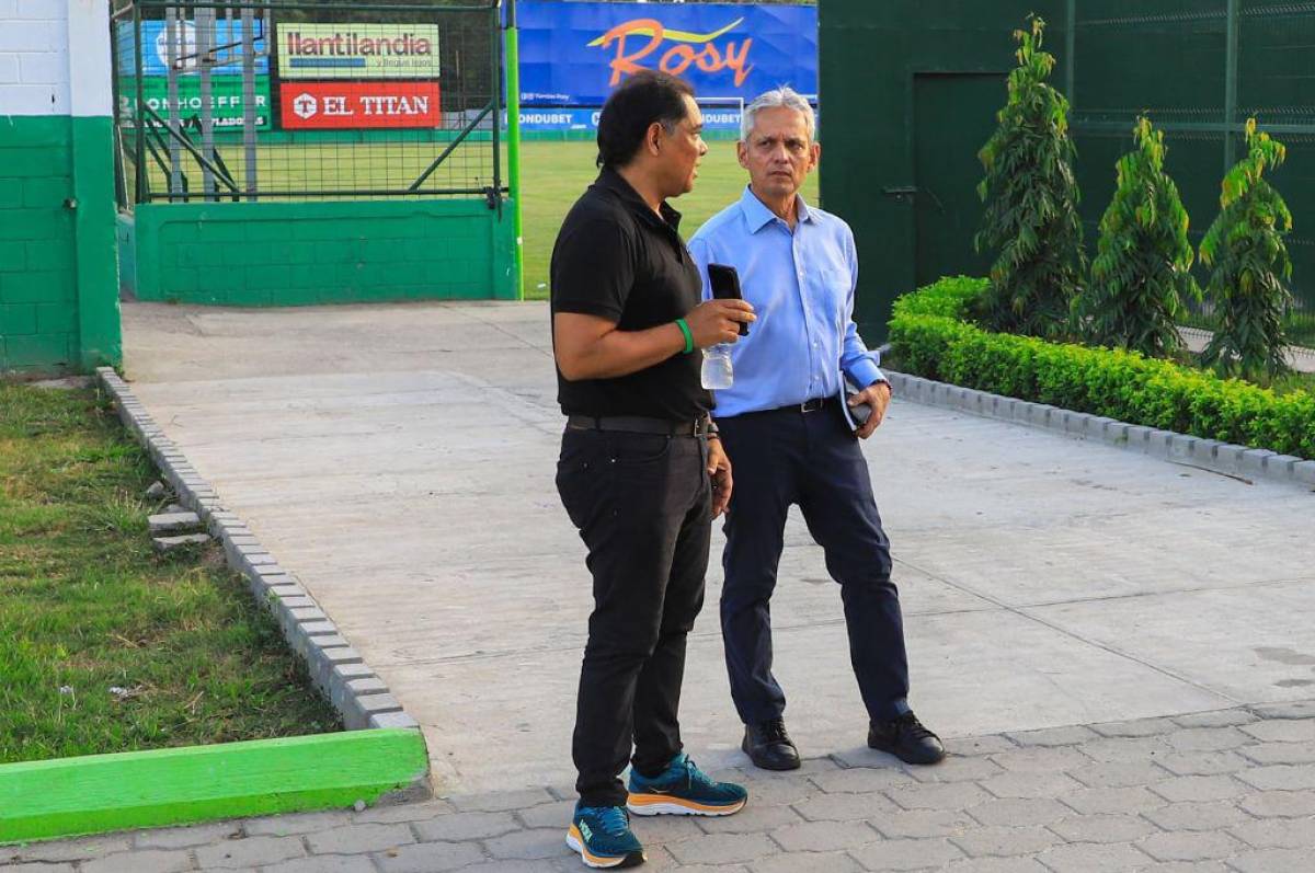 Reinaldo Rueda, técnico de Honduras sorprende a directivos, cuerpo técnico y jugadores de equipo de la Liga Nacional