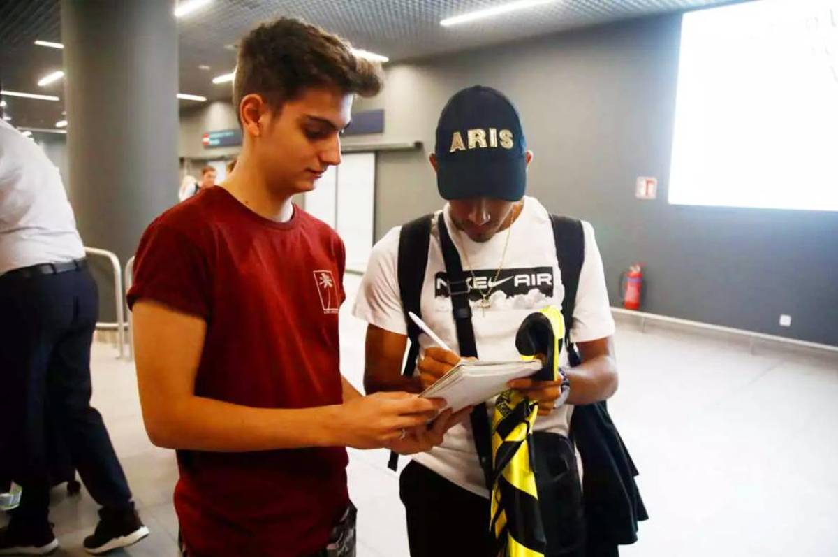 Edwin Rodríguez firmando autógrafos en su llegada a Grecia.