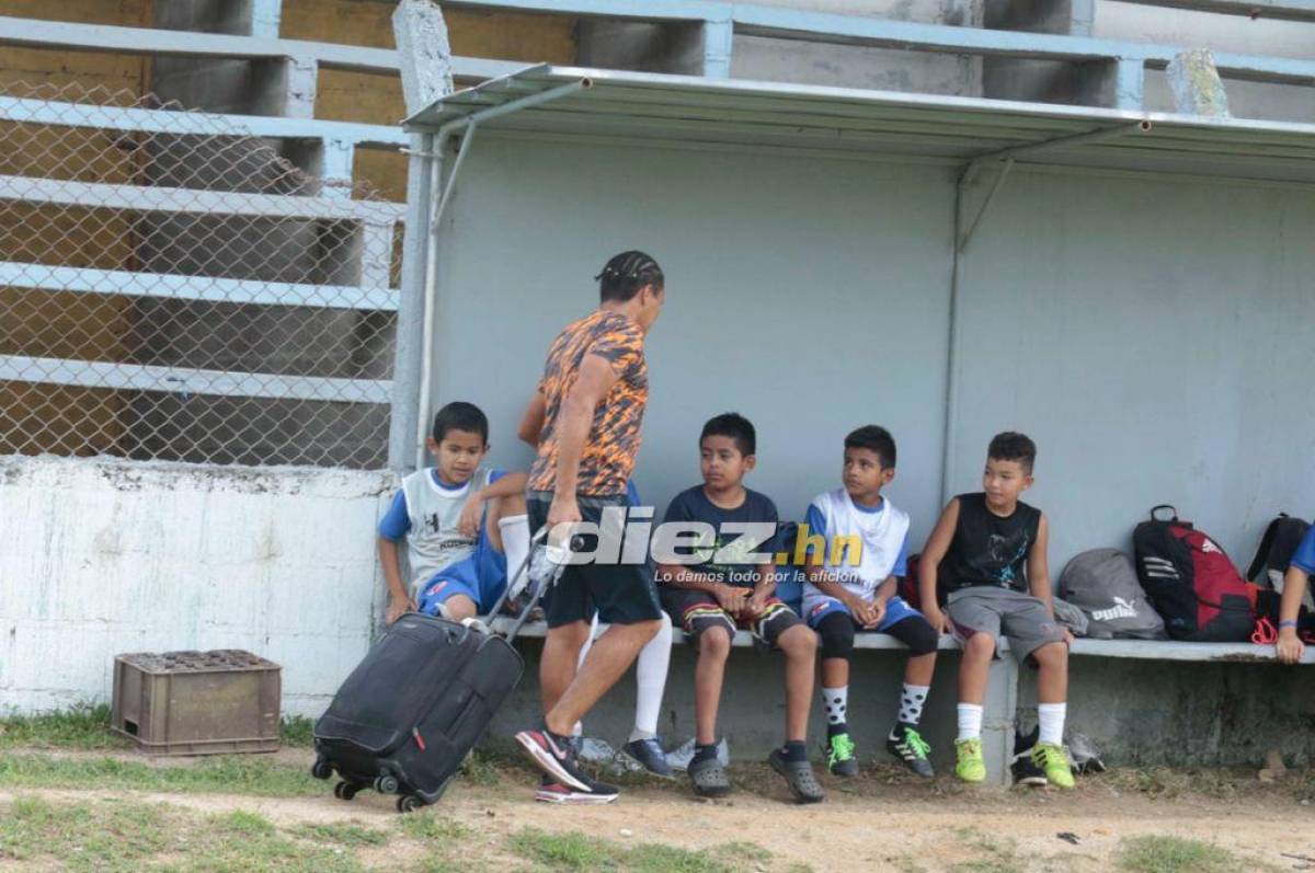 ‘Rambo‘ de León no pierde la sonrisa en la cancha a sus 42 años; los niños se asombran cuando lo ven. FOTO: Neptali Romero.