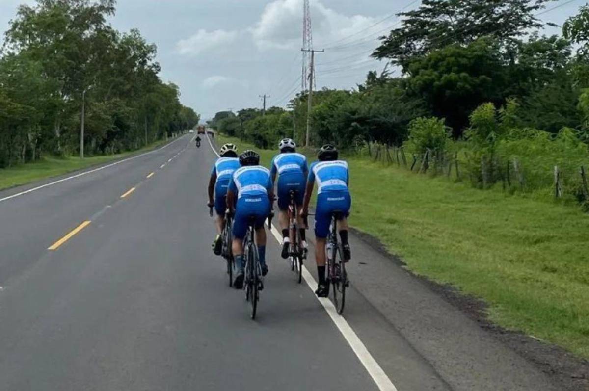 Los integrantes de La selección juvenil de ciclismo pedalean en las carreteras de Nicaragua hacia Costa Rica.
