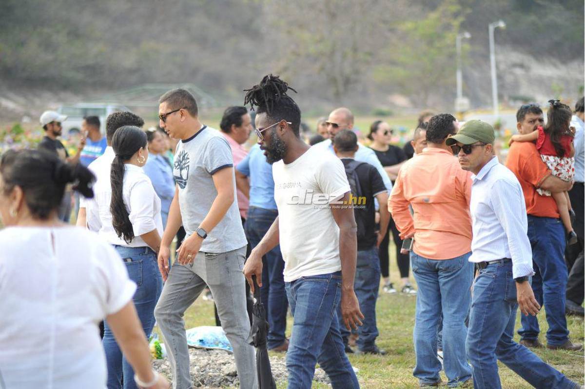 Desgarrador adiós: Rubén Matamoros llegó en silla de ruedas a enterrar a su hijo de 12 años y así recibió el respaldo