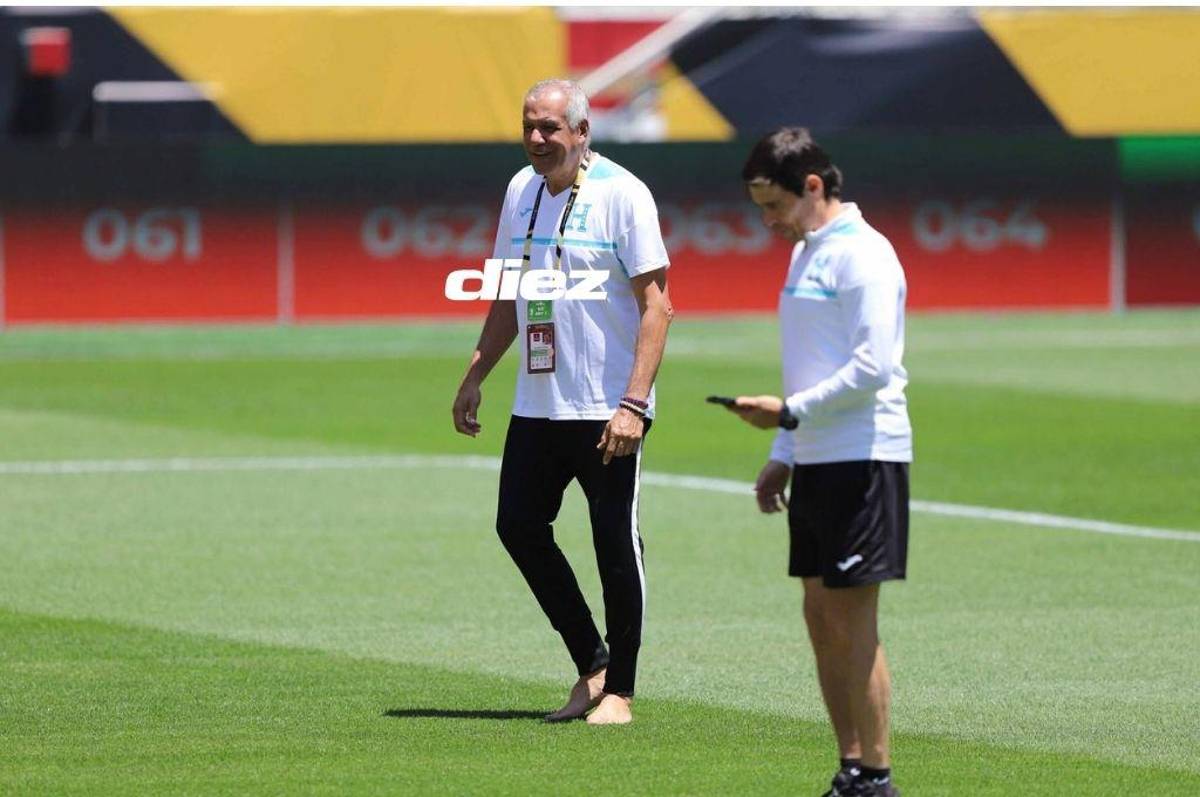 Rueda sorprende y se pasea descalzo por el césped del Live’s Stadium al estilo de Luis Enrique previo al duelo contra México