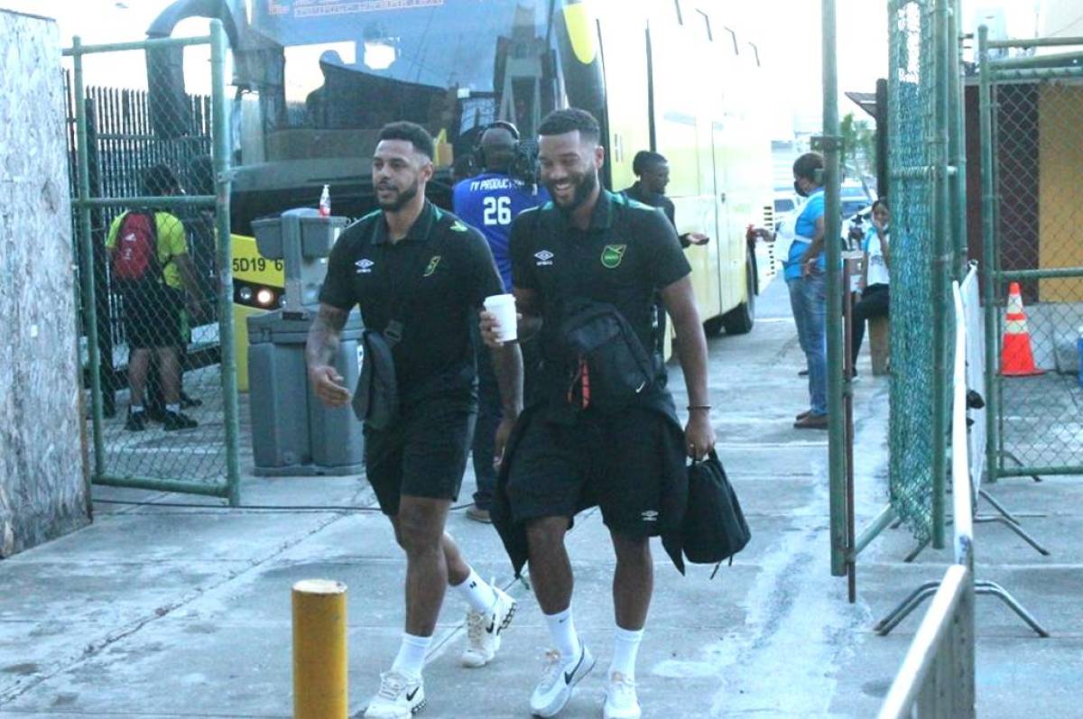 Andre Gray y Adrian Mariappa llegando al estadio listos para el choque contra Honduras.