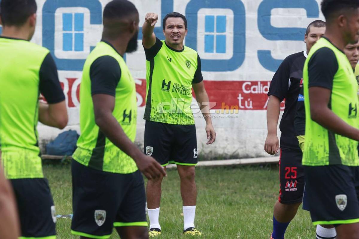Roger Espinoza sale del retiro: ¡16 grandes futbolistas hondureños que desempolvaron los tacos y volvieron al fútbol!