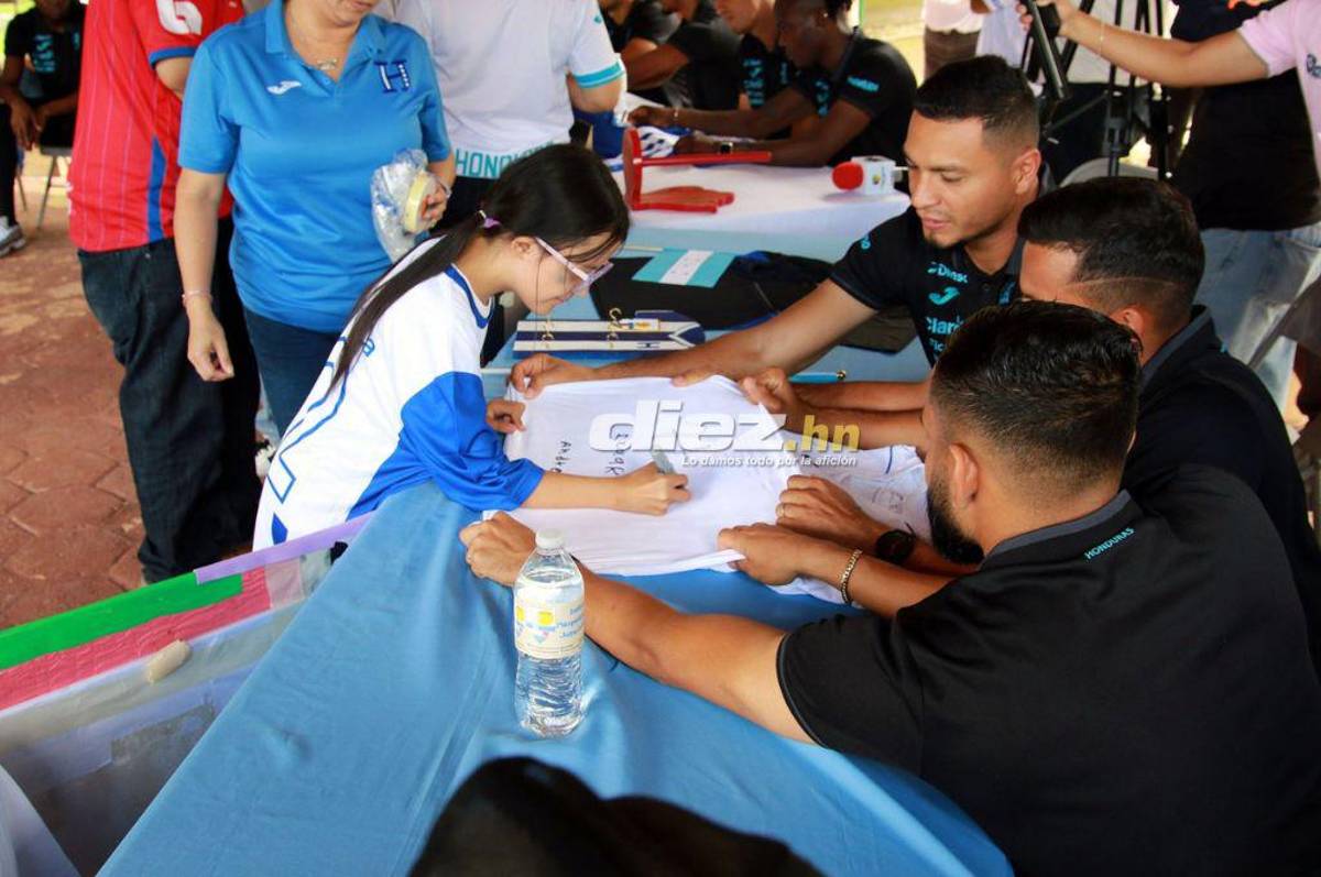 Muchas risas y abrazos: Los jugadores de la Selección de Honduras compartieron con niños del Instituto Juana Leclerc