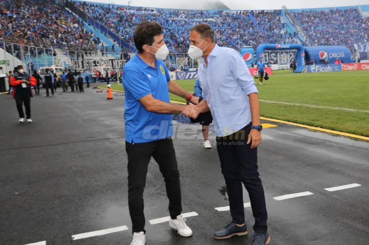 Así fue el saludo entre los entrenador argentinos, Héctor Vargas y Hernán “La Tota” Medina, previo al inicio de la final.