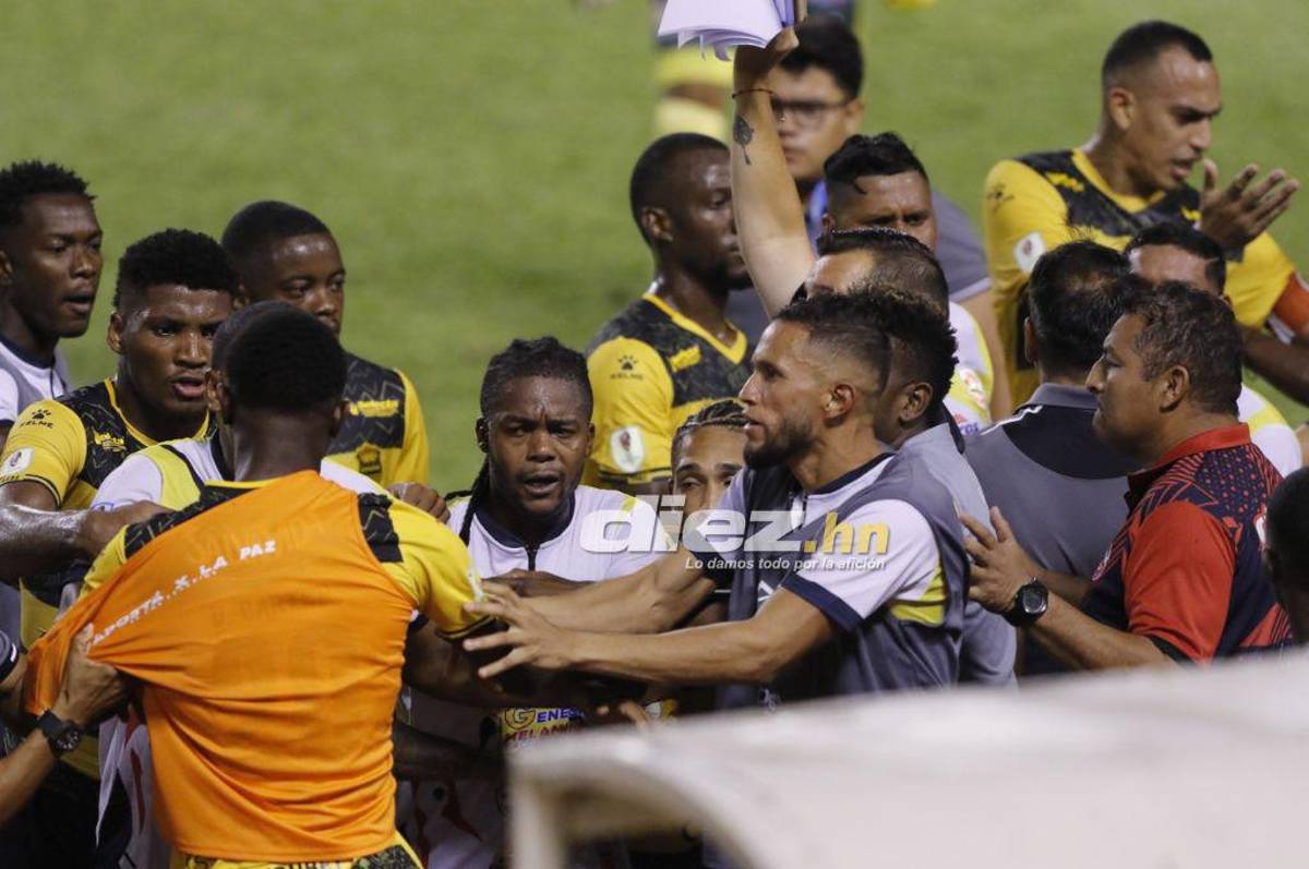 Jhow Benavídez de portero, la roja a “Buba” López y bronca entre jugadores de Real España y Génesis