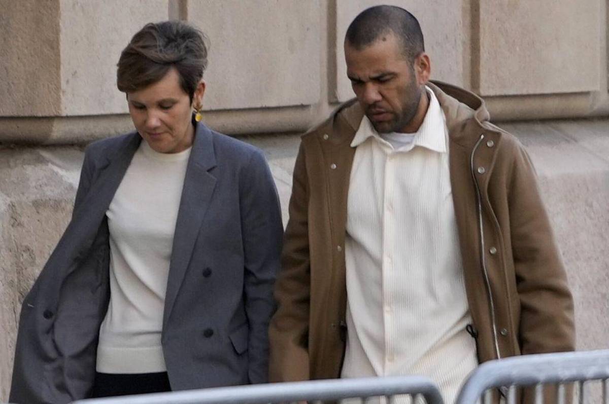 Dani Alves sale de su mansión por primera vez: su nueva pareja inseparable y lo que le gritaban en la calle