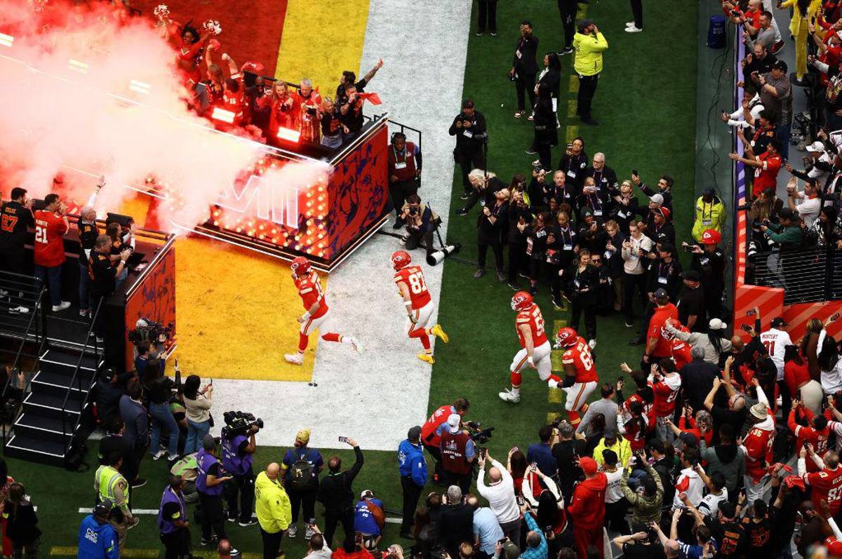 Super Bowl Chiefs-49ers: Taylor Swift se roba las miradas en graderías, besos y grandes estrellas de invitados