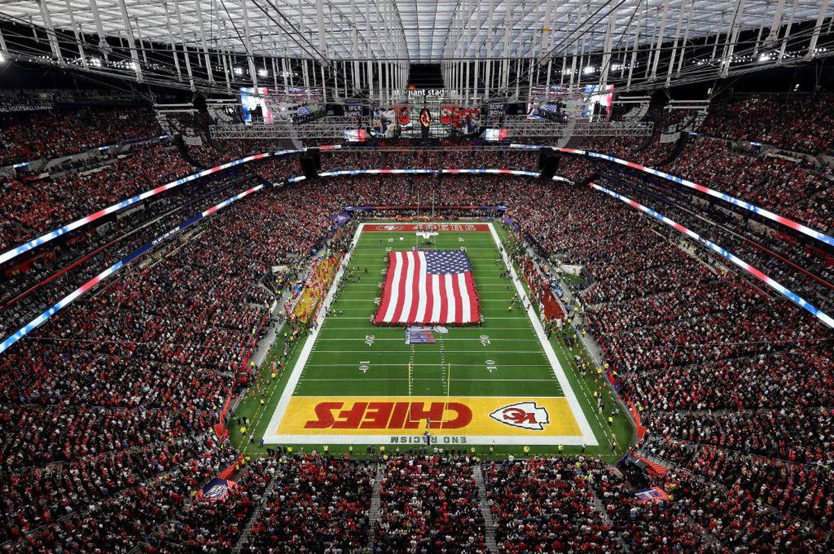 Super Bowl Chiefs-49ers: Taylor Swift se roba las miradas en graderías, besos y grandes estrellas de invitados