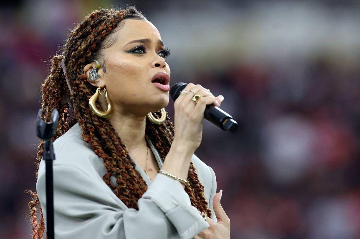 Super Bowl Chiefs-49ers: Taylor Swift se roba las miradas en graderías, besos y grandes estrellas de invitados