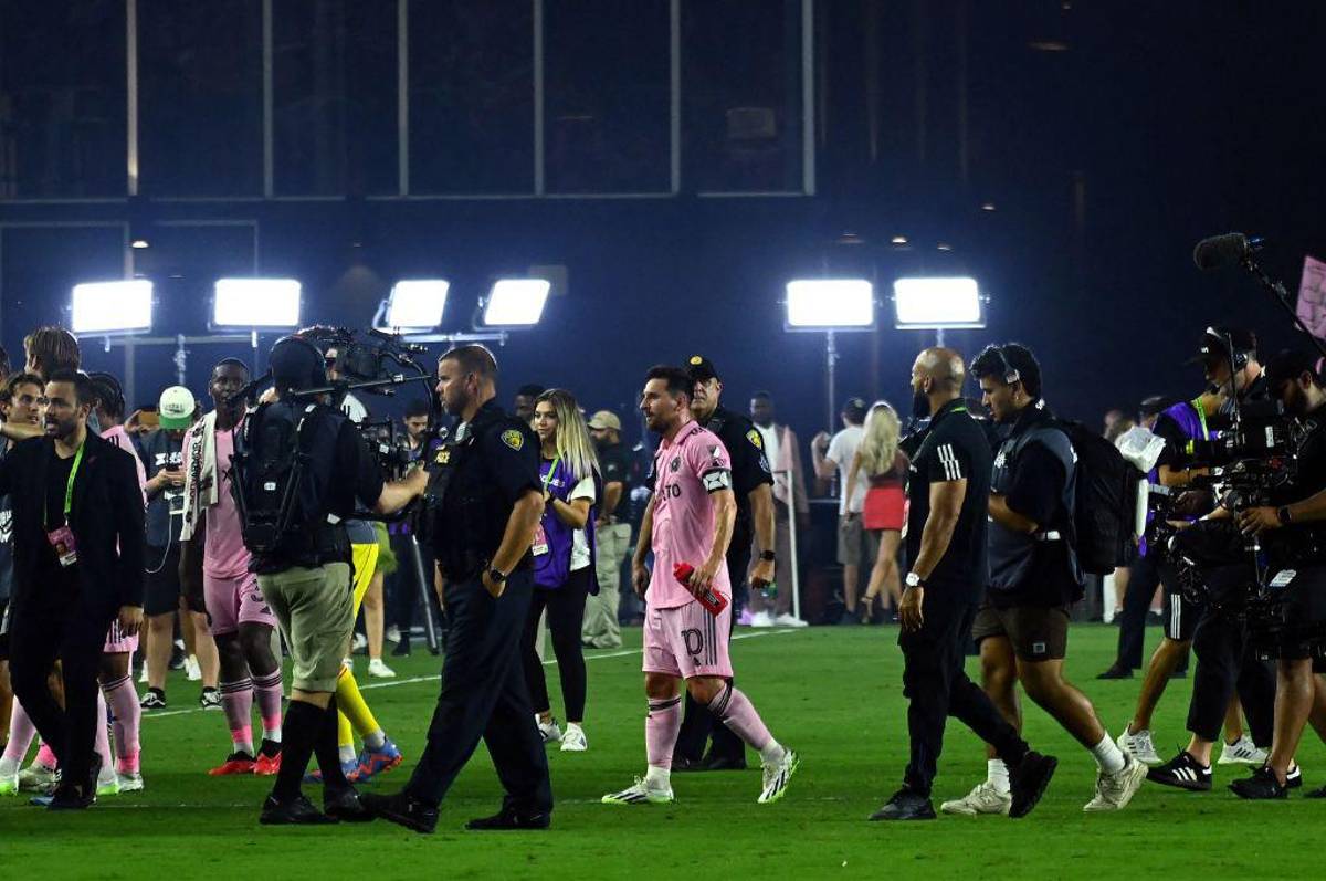 Así fue el debut de Messi con el Inter Miami ante Cruz Azul: Abrazo con una leyenda, el gesto del capitán y golazo de tiro libre