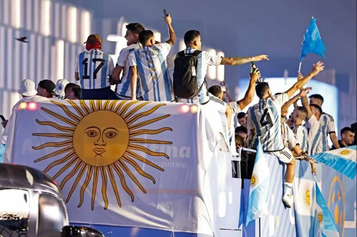 Camellos, alcohol y jeques: La exuberante caravana de la selección de Argentina en las calles de Doha