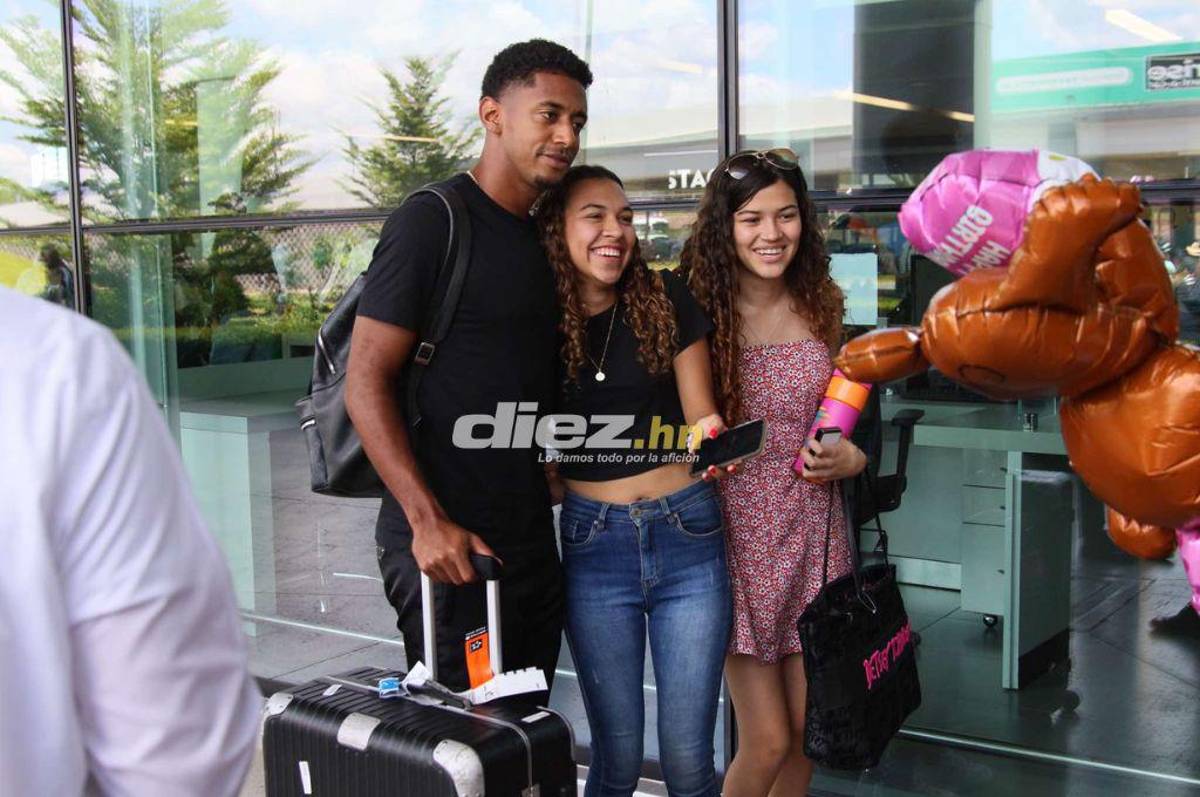 Ya están en Honduras: Locura de las chicas por Luis Palma en el aeropuerto y el tierno beso de Kervin Arriaga a su esposa
