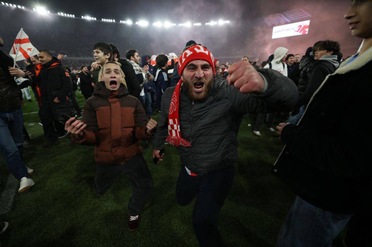 Invasión, lágrimas y locura total: La celebración de Georgia tras clasificar a la Eurocopa por primera vez en su historia