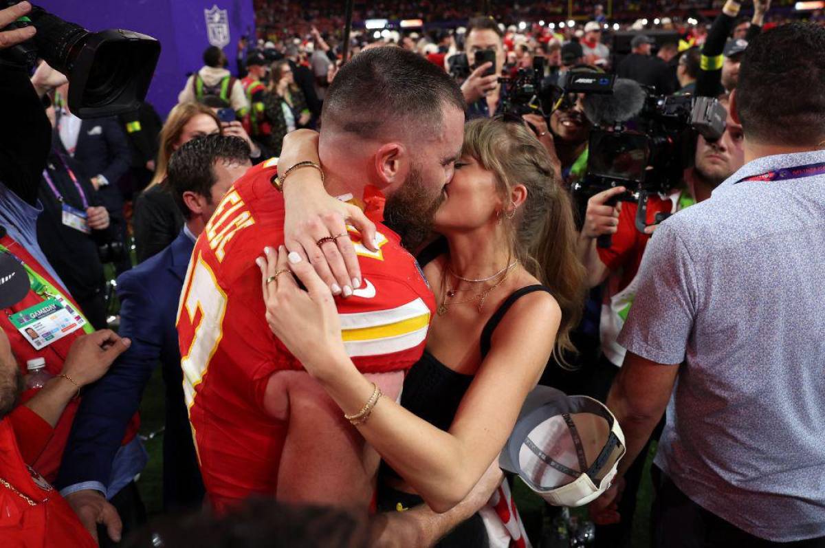 Taylor Swift y su beso con Travis Kelce, campeón de Super Bowl.