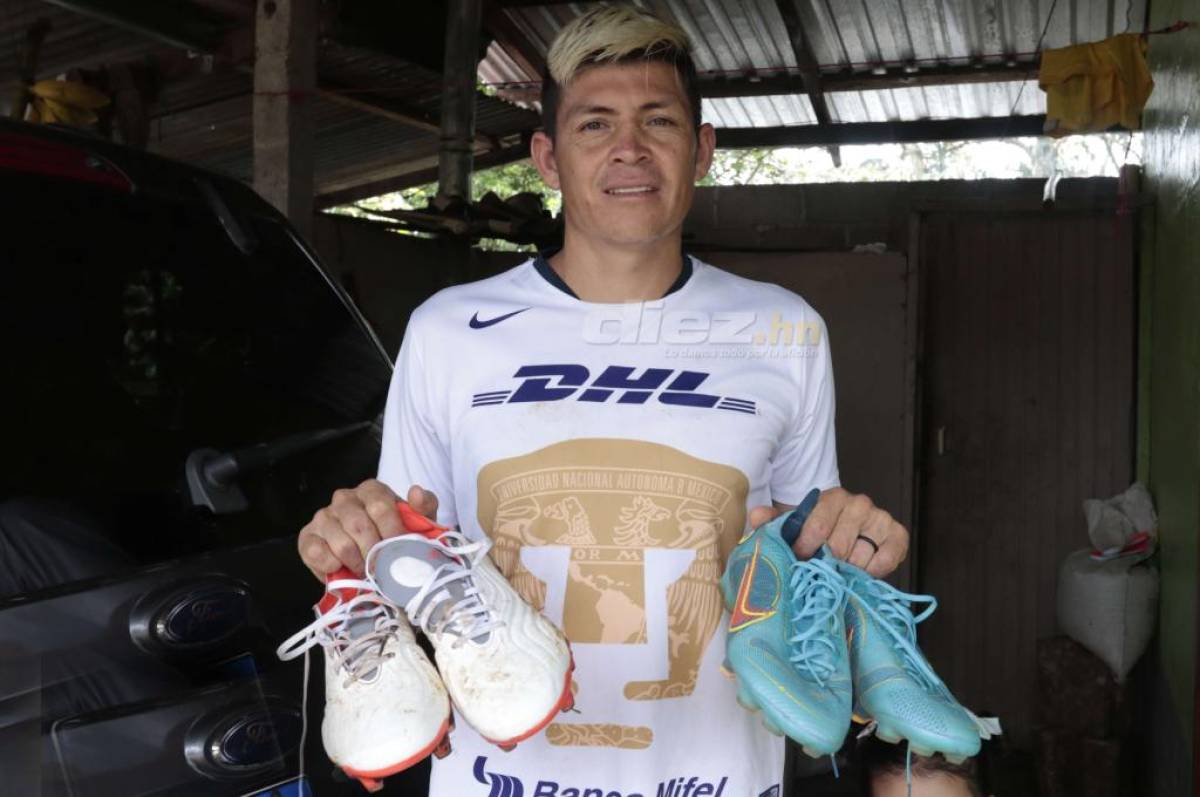 Francisco Martínez posando con las tacos que le regalaron en la Selección. Los blancos (Adidas Predator) se los obsequió Ángel Tejeda y los azules (Nike Mercurial) se los dio Bryan Beckeles.