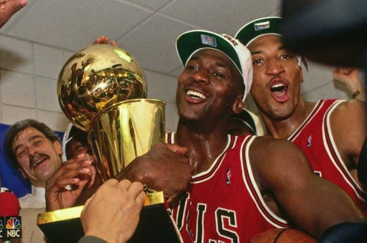 Michael Jordan con el título de la NBA que gano con los Chicago Bulls