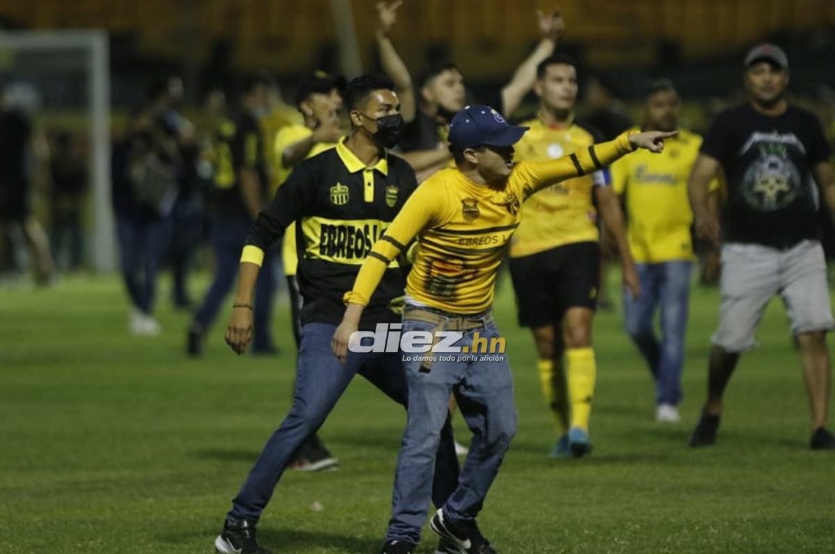 Las fotos del drama en el Morazán: Jhow Benavídez pidiendo calma, policía y aficionados heridos en el Clásico Real España-Marathón
