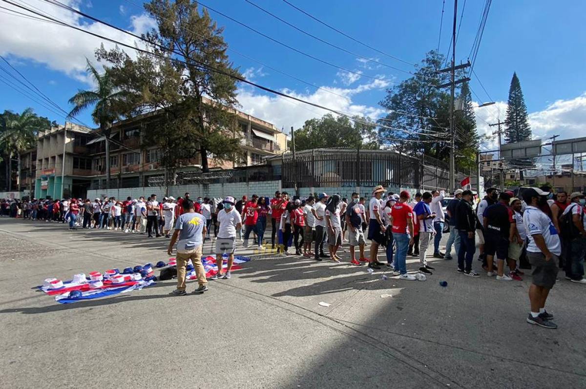 Impresionante la cantidad de aficionados en las filas de acceso al estadio Nacional. Fotos Jefry Ayala