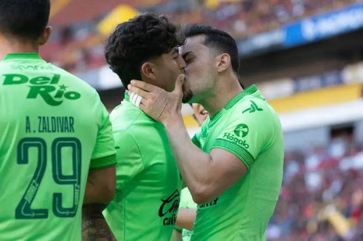 ¡Como enamorados! Así fue el beso romántico que se dieron dos jugadores de la Liga MX en pleno festejo de gol