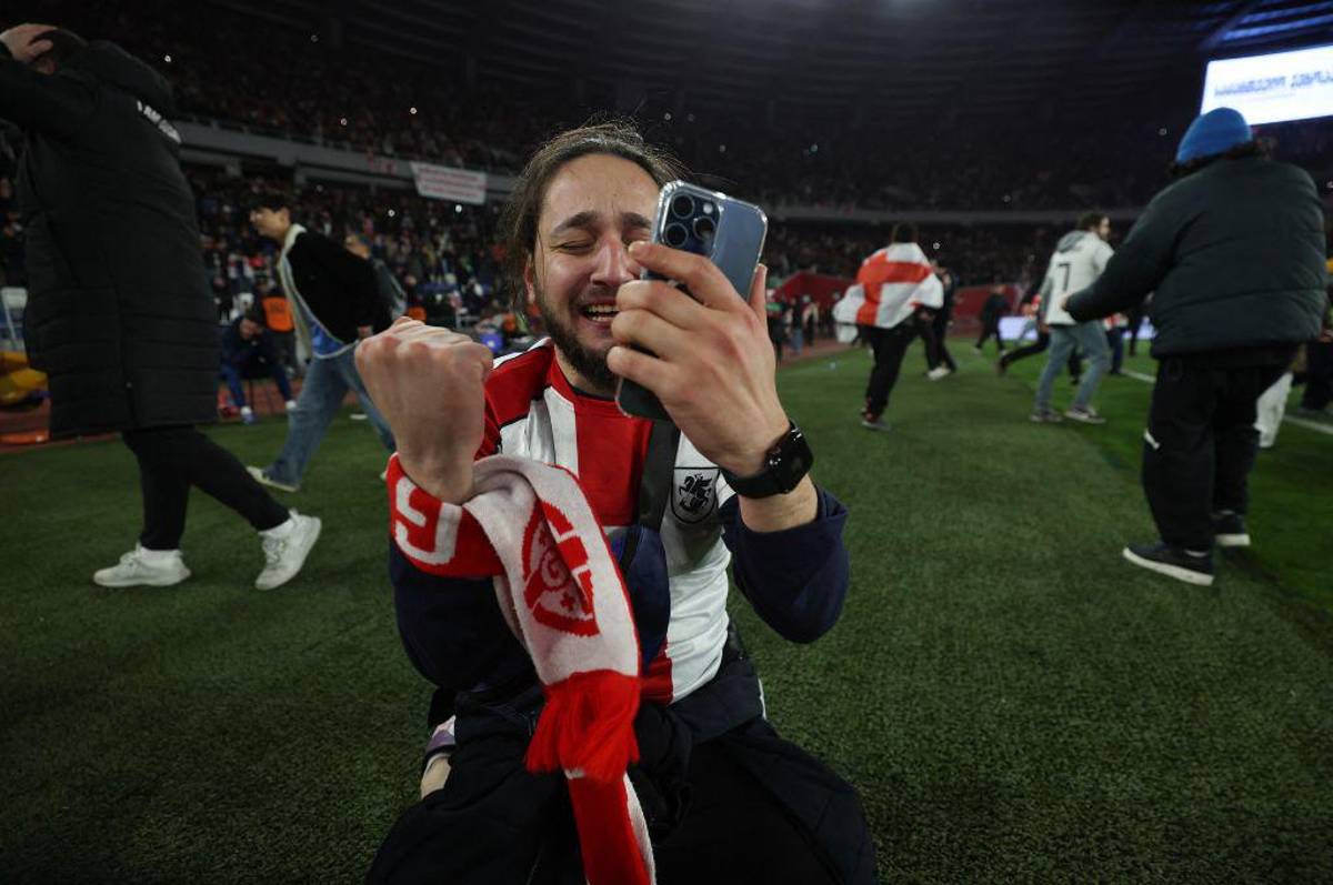 Invasión, lágrimas y locura total: La celebración de Georgia tras clasificar a la Eurocopa por primera vez en su historia