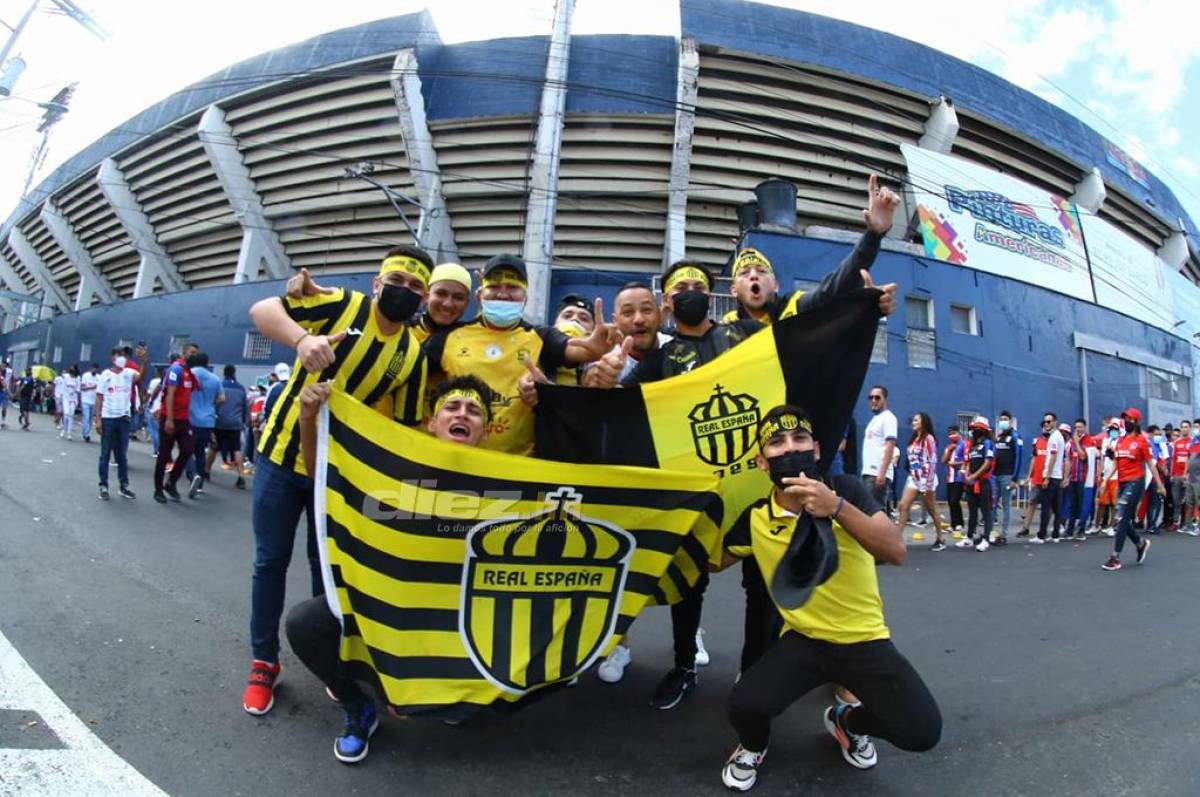 Aficionados del Real España llegando al estadio Nacional para disfrutar la final. Fotos Johny Magallanes
