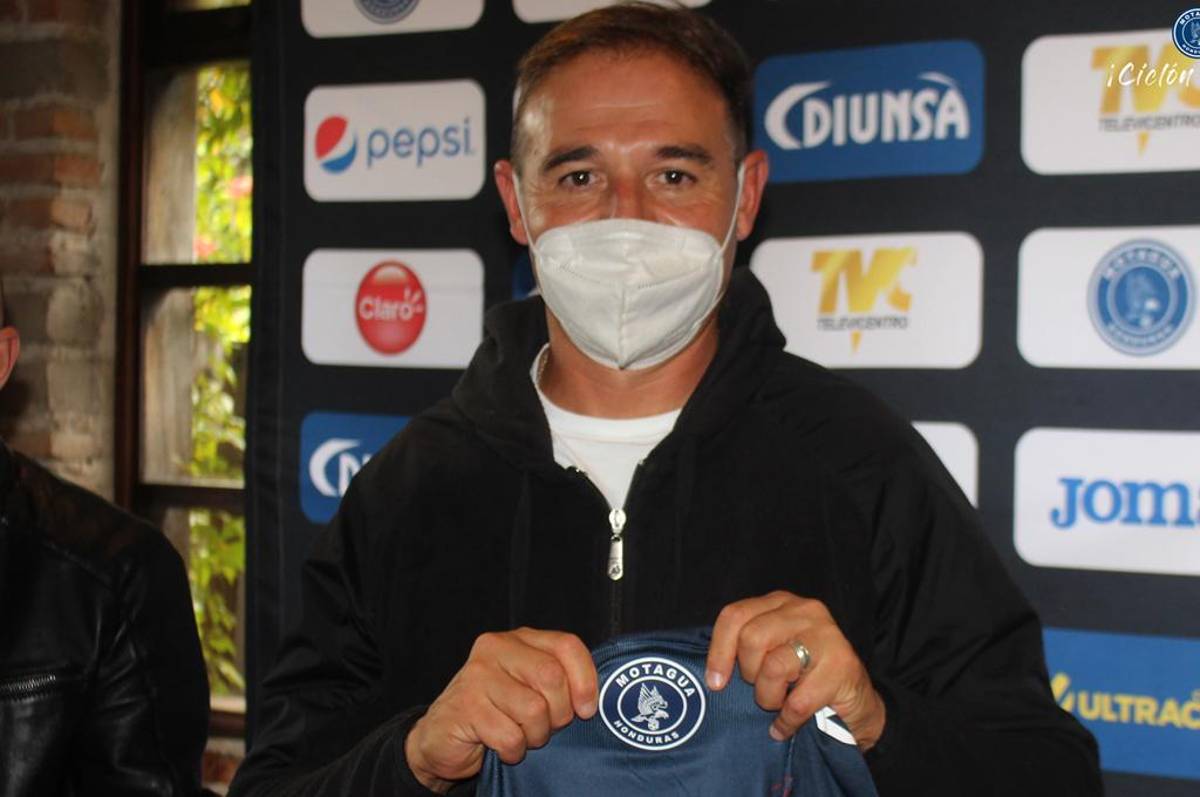 Motagua inicia proceso de inscripción de Hernán “La Tota” Medina y el miércoles conoce si puede dirigir el clásico ante Olimpia