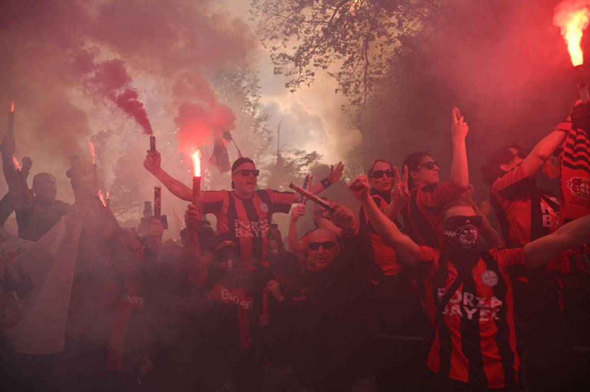 Fotos: Xabi Alonso se ‘hunde’ en el alcohol y la loca invasión de la afición del Bayer Leverkusen tras quedar campeones