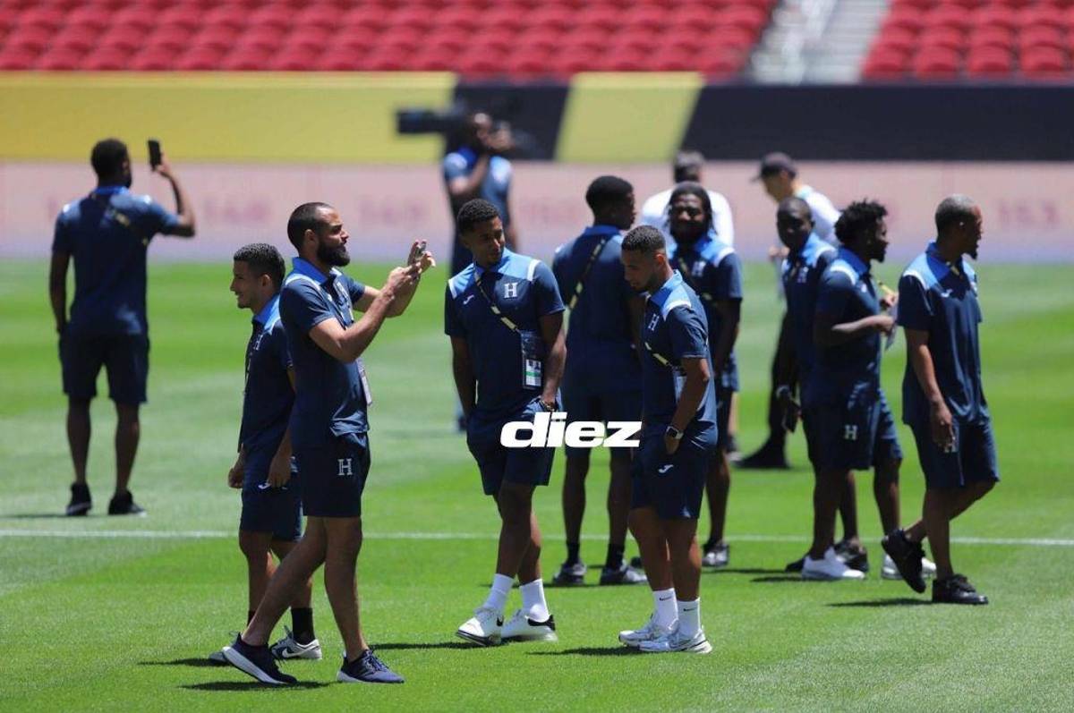 Rueda sorprende y se pasea descalzo por el césped del Live’s Stadium al estilo de Luis Enrique previo al duelo contra México