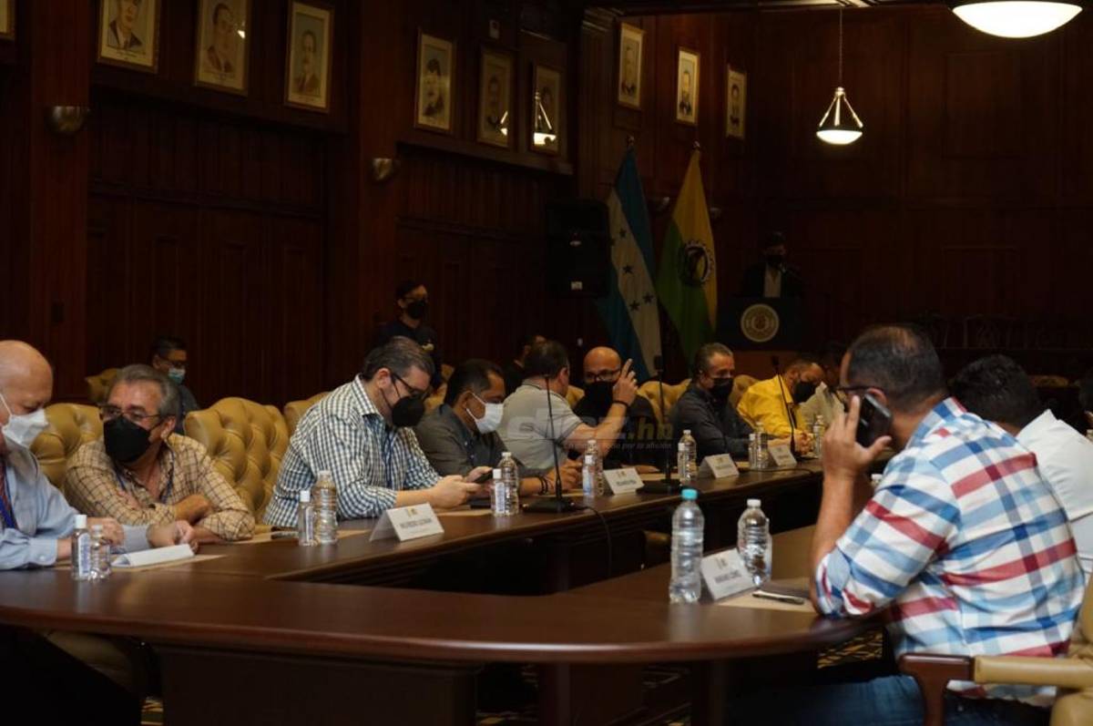 Presidentes del Real España y Marathón como pocas veces visto, el sorpresivo invitado y la confensión del alcalde