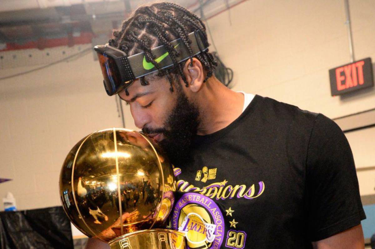 Anthony Davis besando el campeonato de NBA que gano con los Lakers en el año 2021.