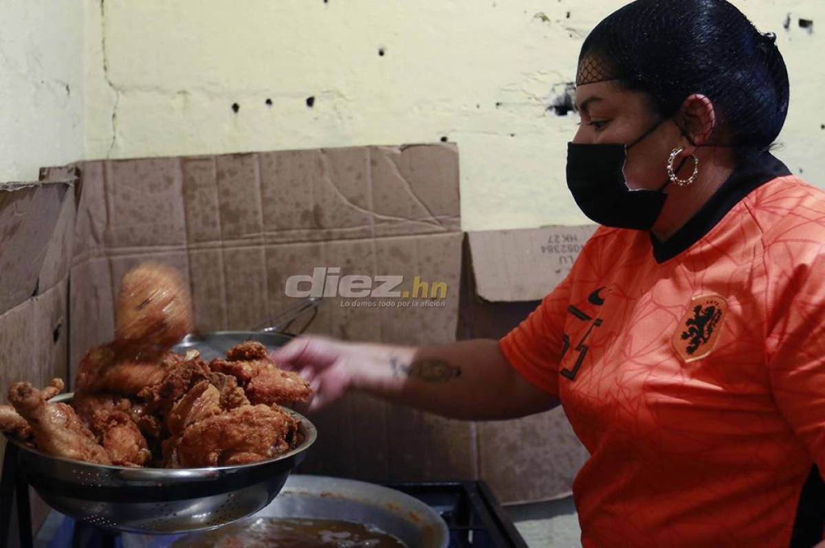 Doña Ruth Díaz prepara los ricos pollos en su negocio, mismos que le ayuda a repartir Isaac Castillo desde hace varios años.