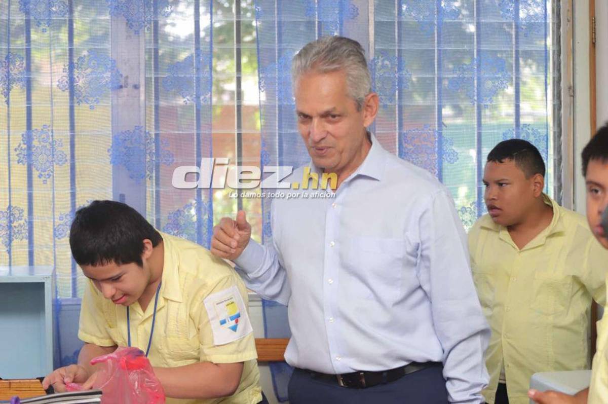 Reinaldo Rueda y directivos de la Federación de Honduras vivieron momentos especiales con niños del Instituto Juana Leclerc