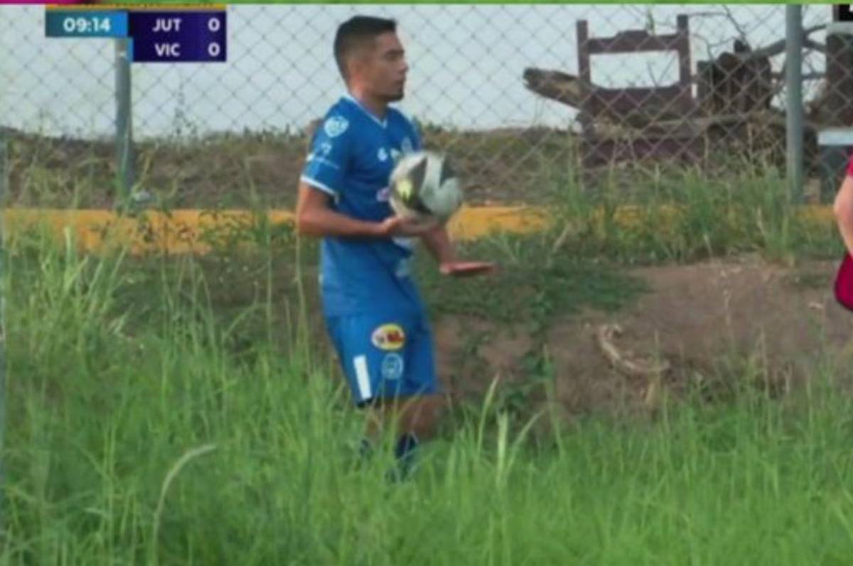 El pésimo engramado que llega hasta las rodillas, el enojo de Héctor Vargas con camarógrafos y cuándo se jugará el Juticalpa-Victoria