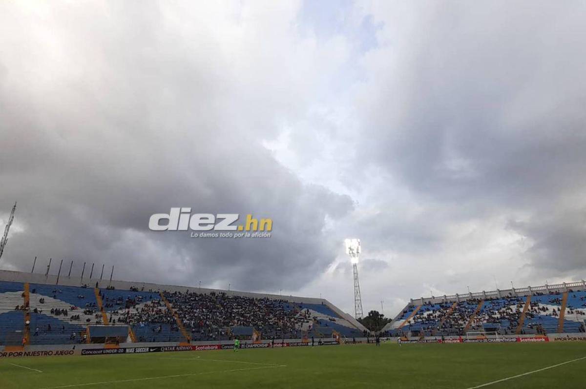 Así luce el estadio Morazán cuando falta cerca de una hora para el partido de Honduras-Estados Unidos. Foto: Neptalí Romero.