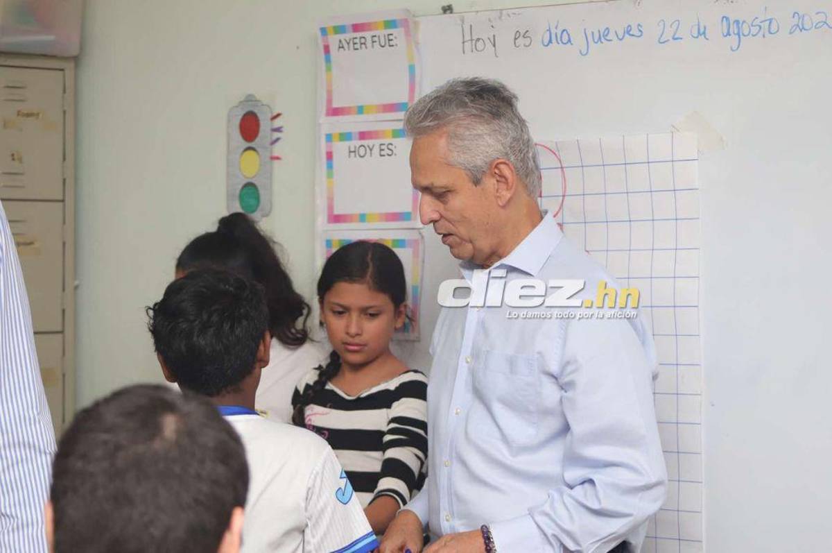 Reinaldo Rueda y directivos de la Federación de Honduras vivieron momentos especiales con niños del Instituto Juana Leclerc