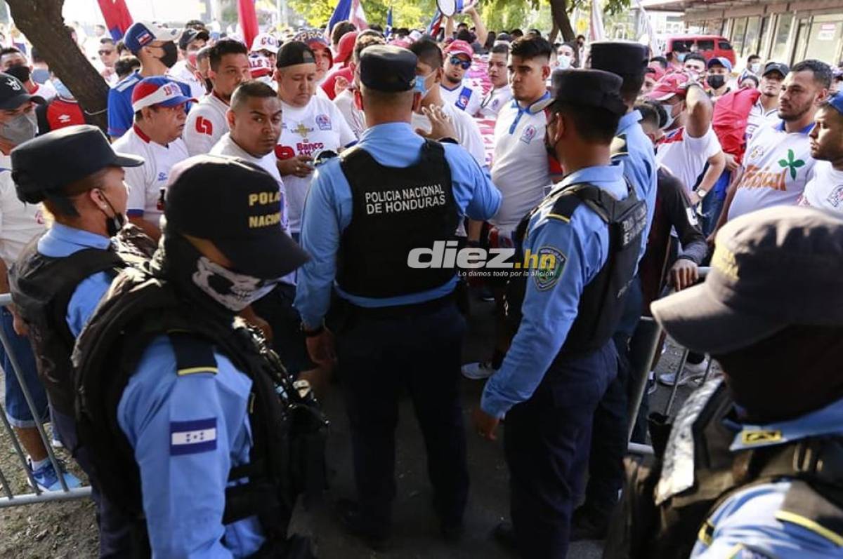 La Policía Nacional de Honduras ejecuta varios anillos de seguridad en las afueras del estadio.