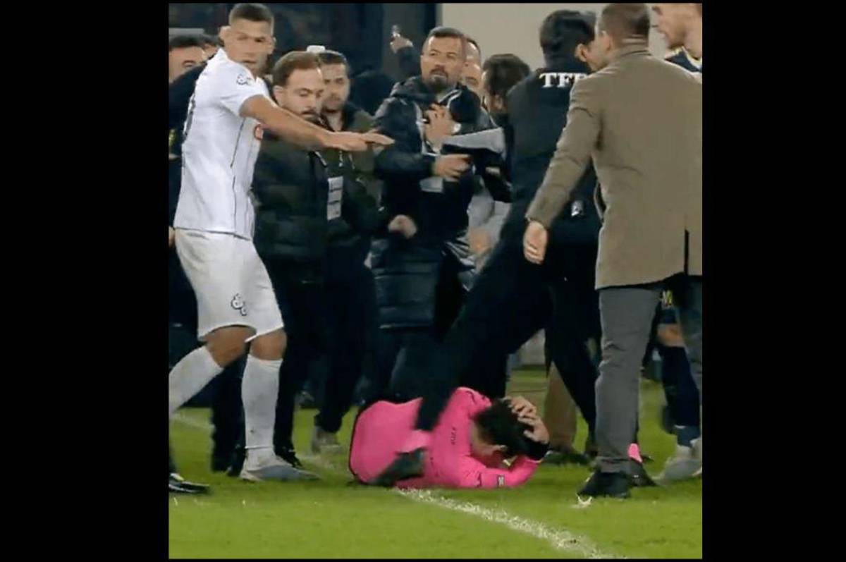 Con el ojo morado y pateado en el suelo: así quedó el árbitro tras ser golpeado por el presidente y jugadores de un equipo turco