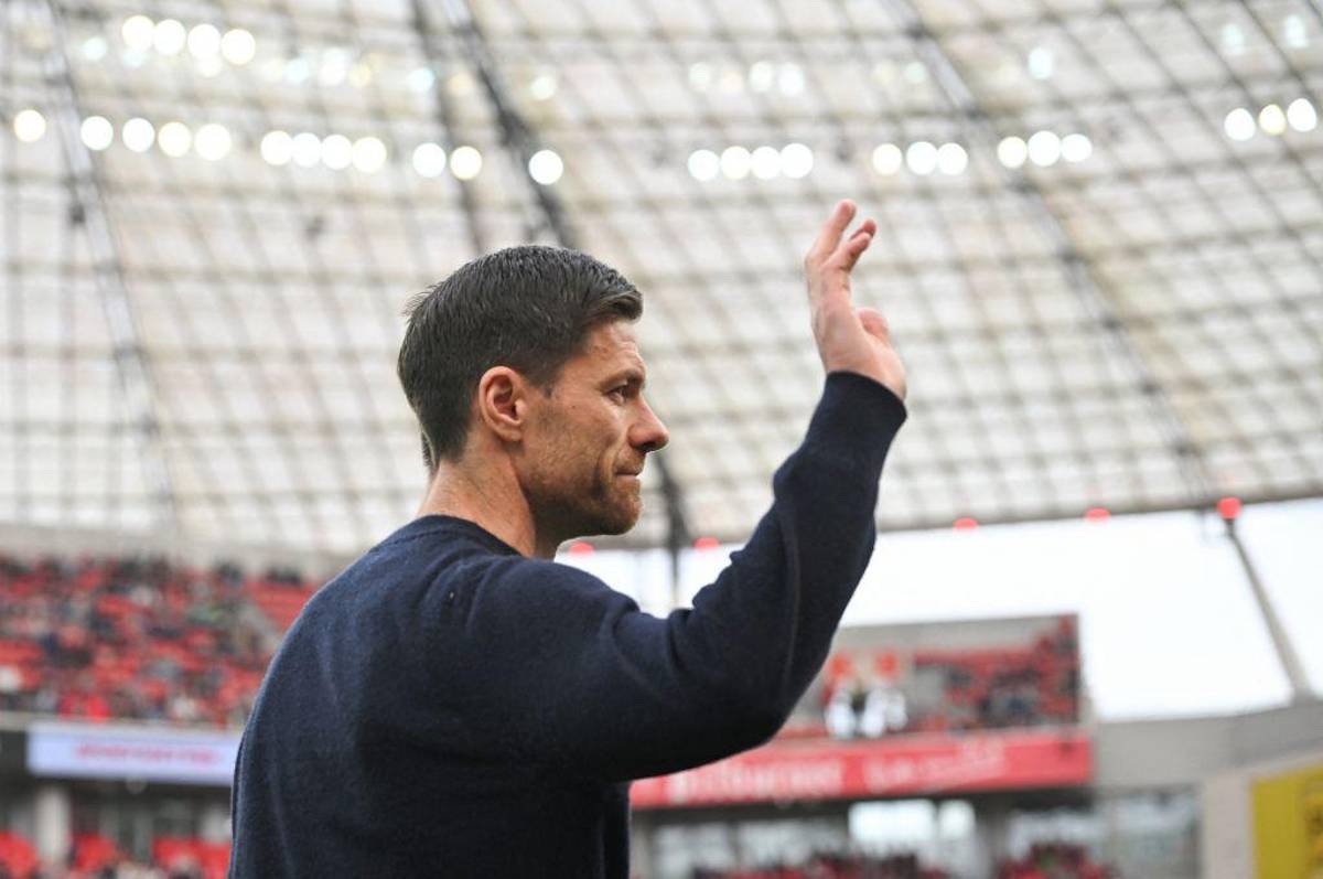 Fotos: Xabi Alonso se ‘hunde’ en el alcohol y la loca invasión de la afición del Bayer Leverkusen tras quedar campeones