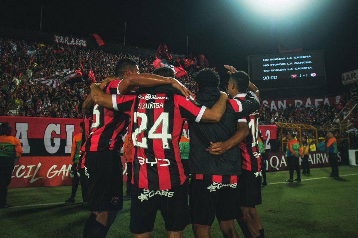 Alajuelense campeón: El hondureño que viajó 24 horas para ver a Alex López y el récord ÚNICO del ‘11’ en Centroamérica