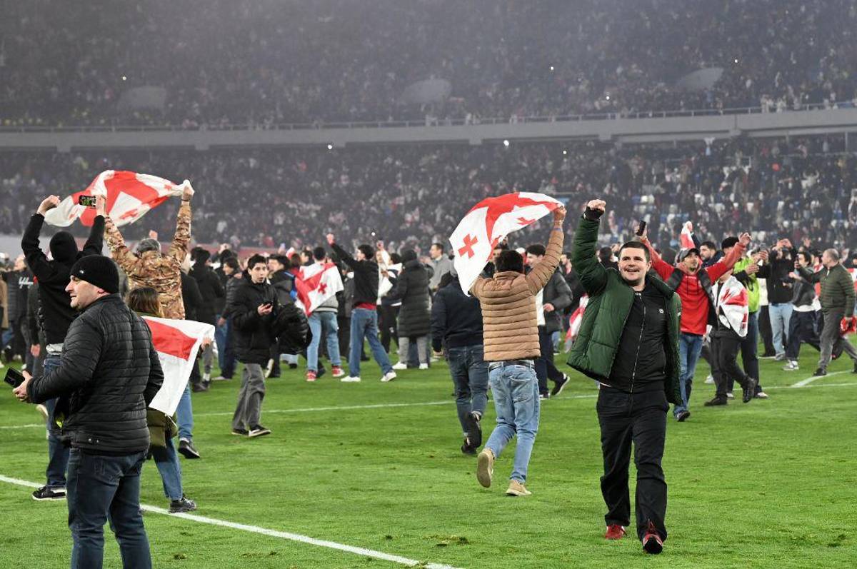 Invasión, lágrimas y locura total: La celebración de Georgia tras clasificar a la Eurocopa por primera vez en su historia