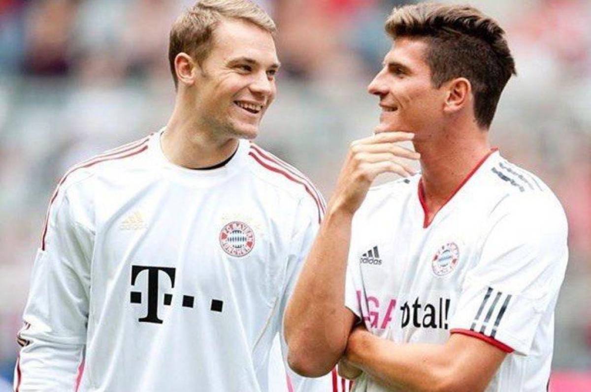 Mario Gómez junto a Manuel Neuer.