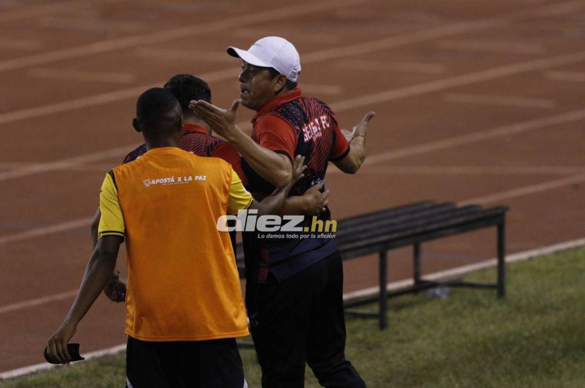 Jhow Benavídez de portero, la roja a “Buba” López y bronca entre jugadores de Real España y Génesis