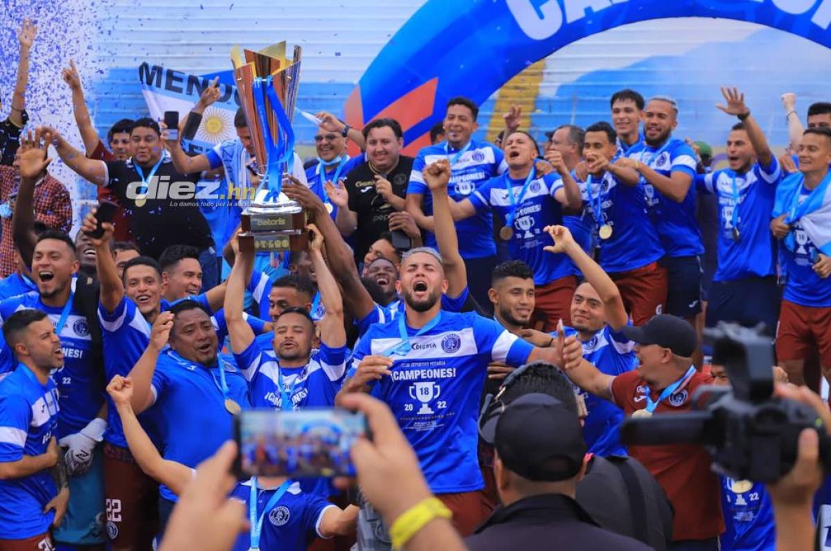 Omar Elvir levantó la copa 18 en la Liga Nacional con el Motagua.