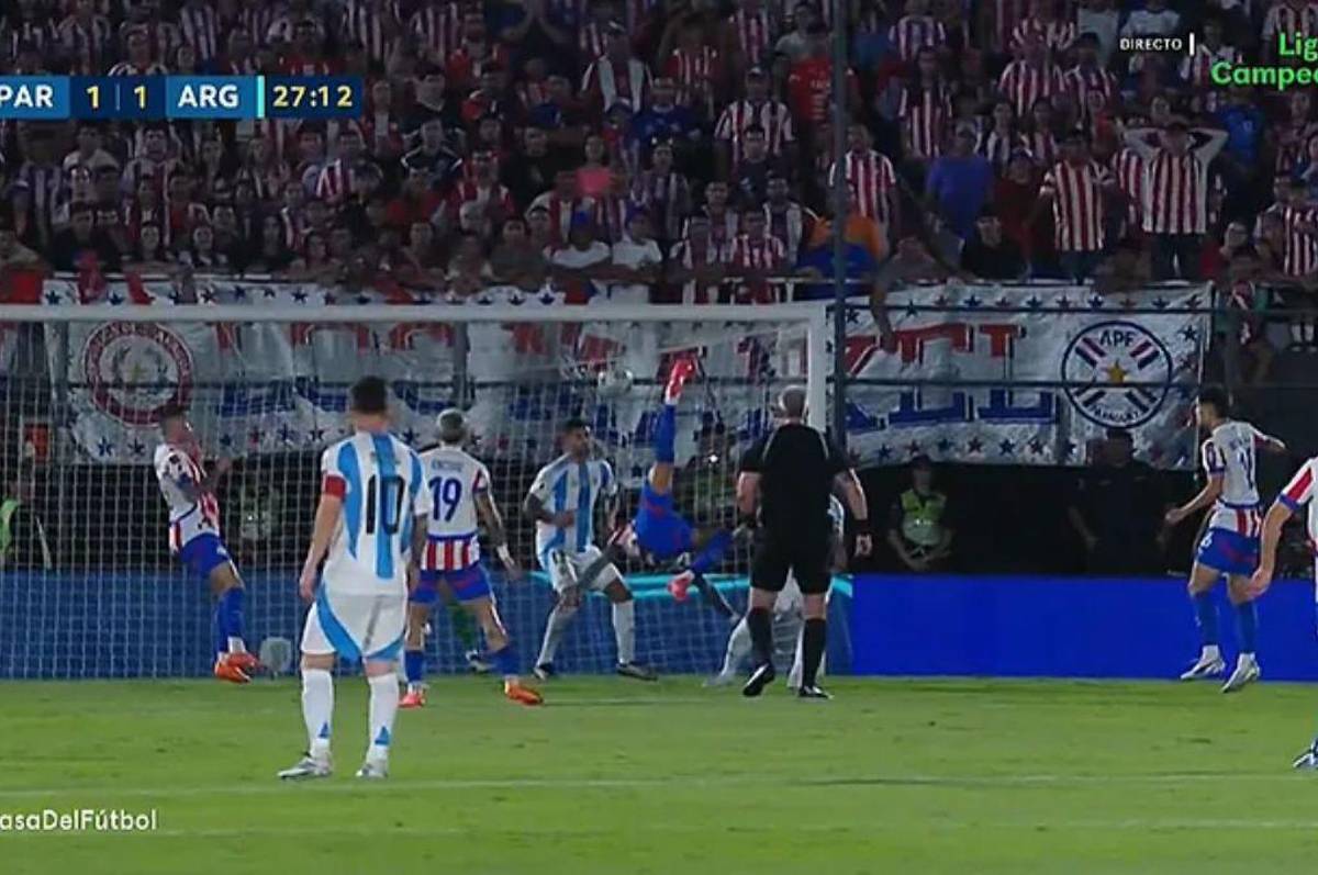 Messi insultó al árbitro en la caída ante Paraguay, Scaloni lo respaldó con un “caradura” y el golazo de chilena de Sanabria
